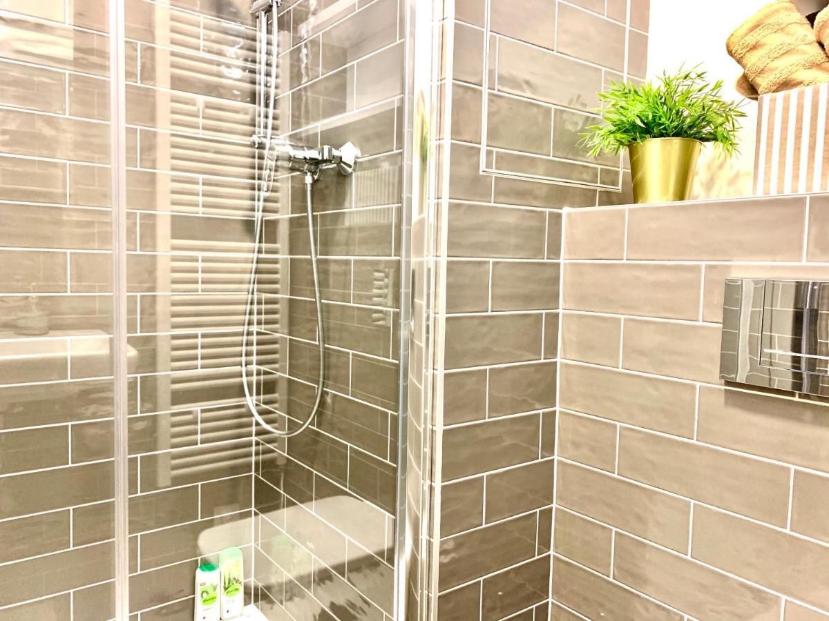 Luxury, Bright Studio With Parking And Balcony In Bratislava Center Eksteriør billede