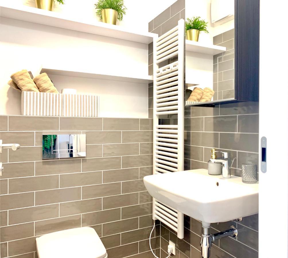 Luxury, Bright Studio With Parking And Balcony In Bratislava Center Eksteriør billede